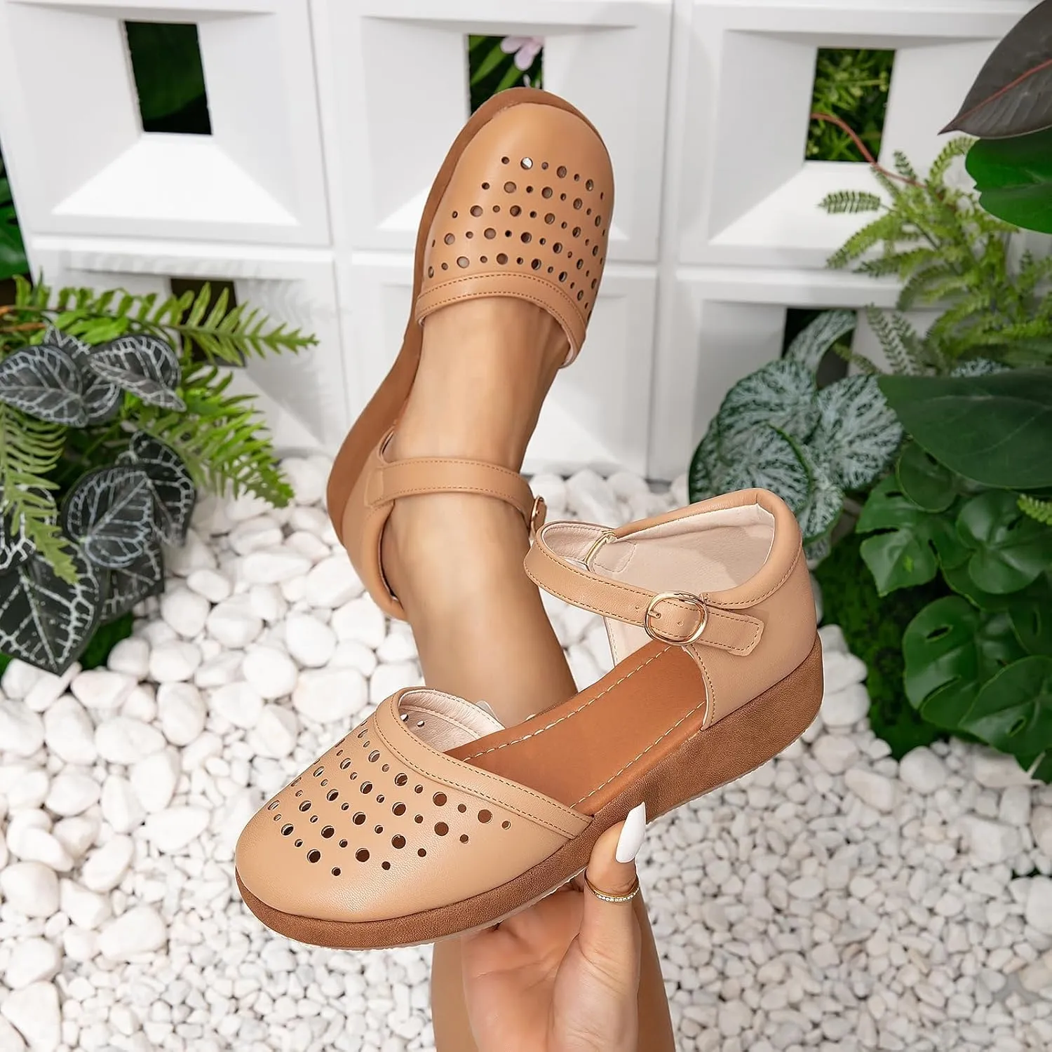 GATUXUS Women's Low Wedge Ankle Strap Buckle Flats Shoes Closed Toe Roman Cage Cusual Flat Sandals